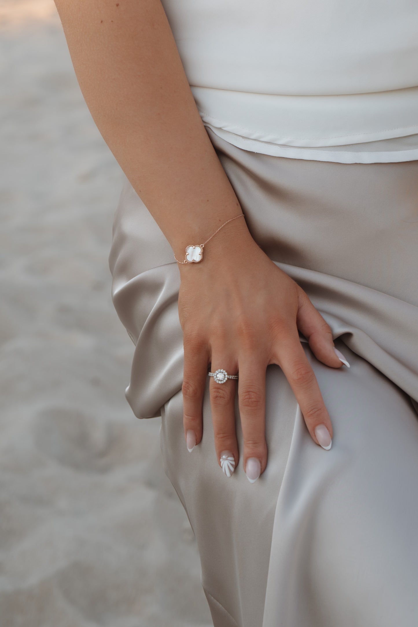 Dobilo formos apyrankė su natūraliais akmenimis