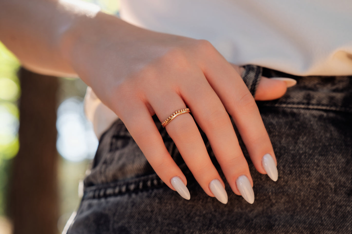 Auksinis V formos žiedas su karoliukų dekoru PMZ147