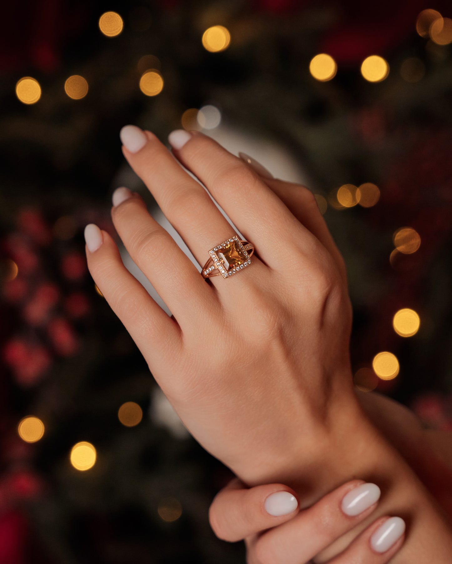 Auksinis žiedas su natūraliais akmenimis ir cirkoniais NAZ106