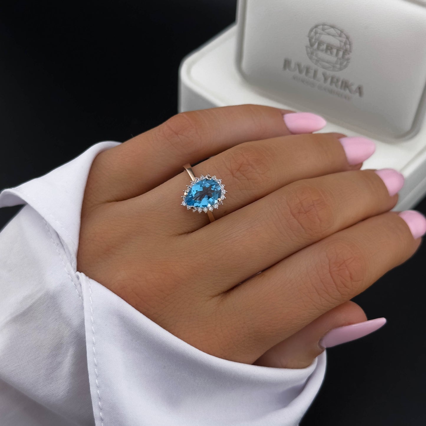 Auksinis žiedas su topazu ir cirkoniais NAZ101