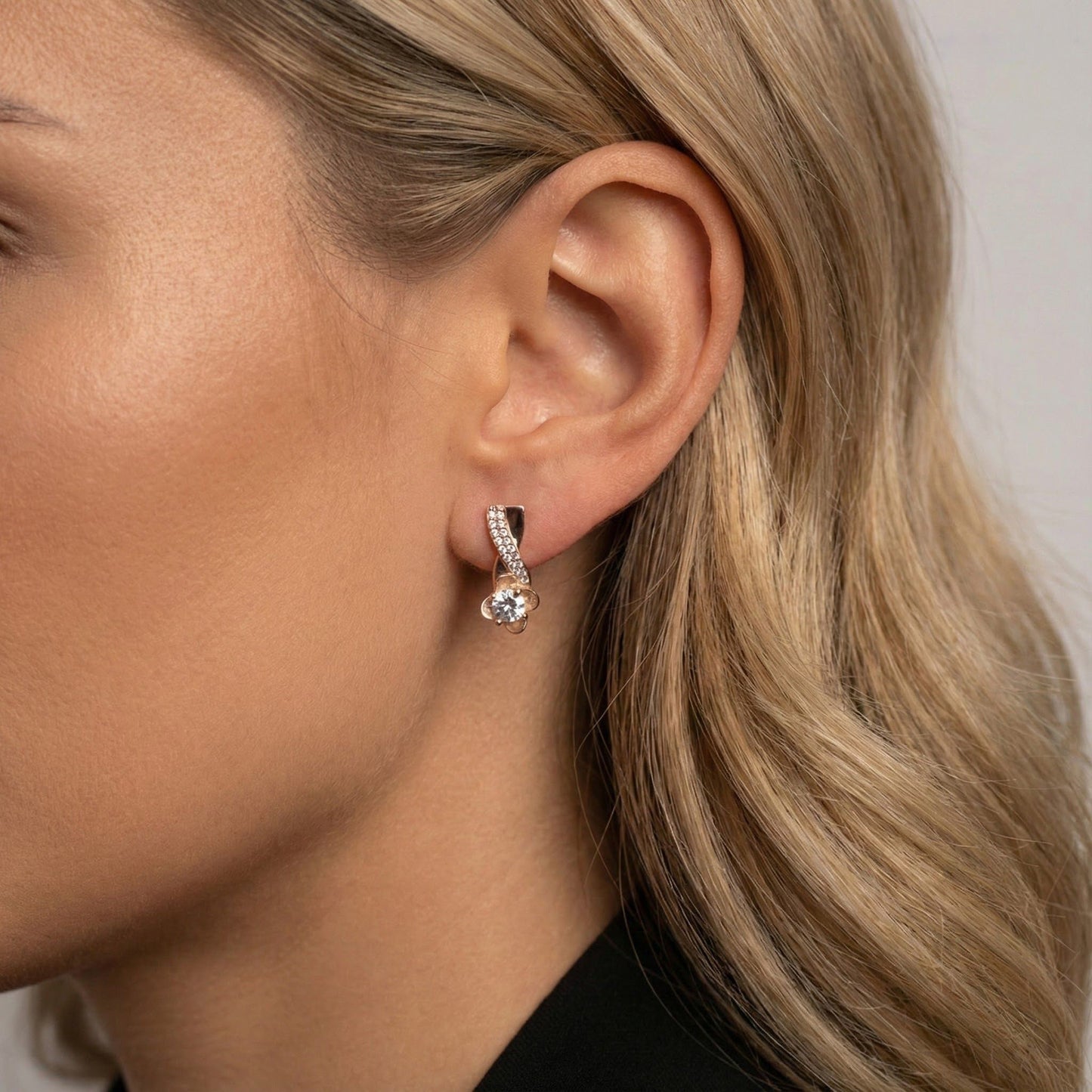 Auksiniai auskarai su gėlės motyvais TUA0048