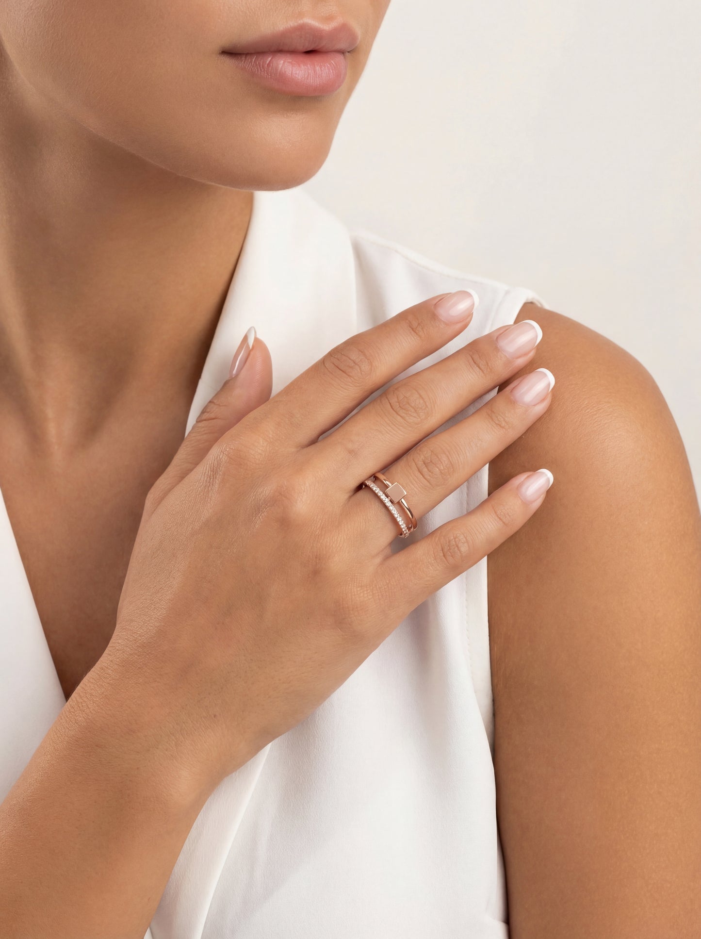 Modernus auksinis žiedas su subtiliu kvadratiniu akcentu PMZ142