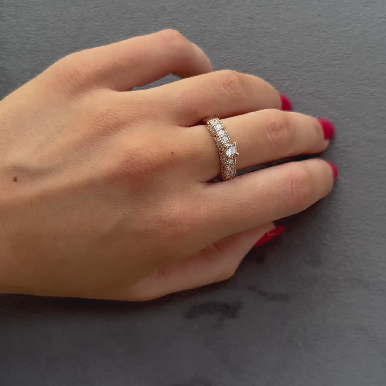 Auksinis žiedas, pagamintas iš 585 raudonojo aukso, sveria apie 3.55g ir žavi savo nuostabiu dizainu, kuris puikiai papuoštas daugybe akutes su spindinčiais cirkoniais. Kiekvienas cirkonis skleidžia šviesą ir suteikia žiedui ypatingo blizgesio, o žiedo struktūra sukuria dinamišką ir modernaus dizaino pojūtį. Šis aksesuaras idealiai tinka tiek kasdieniam dėvėjimui, tiek ypatingoms progoms, pridedant žavesio ir prabangos bet kokiam įvaizdžiui.